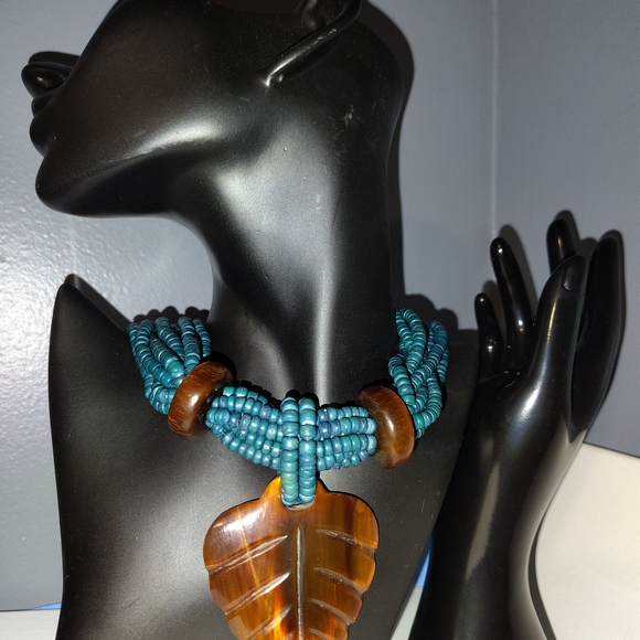 Elegant Amber Leaf Pendant Necklace with Beaded Design - Picture 2 of 2